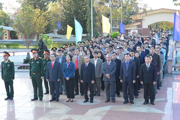 Viếng nghĩa trang liệt sĩ tỉnh nhân dịp Tết Nguyên đán Đinh Dậu 2017.